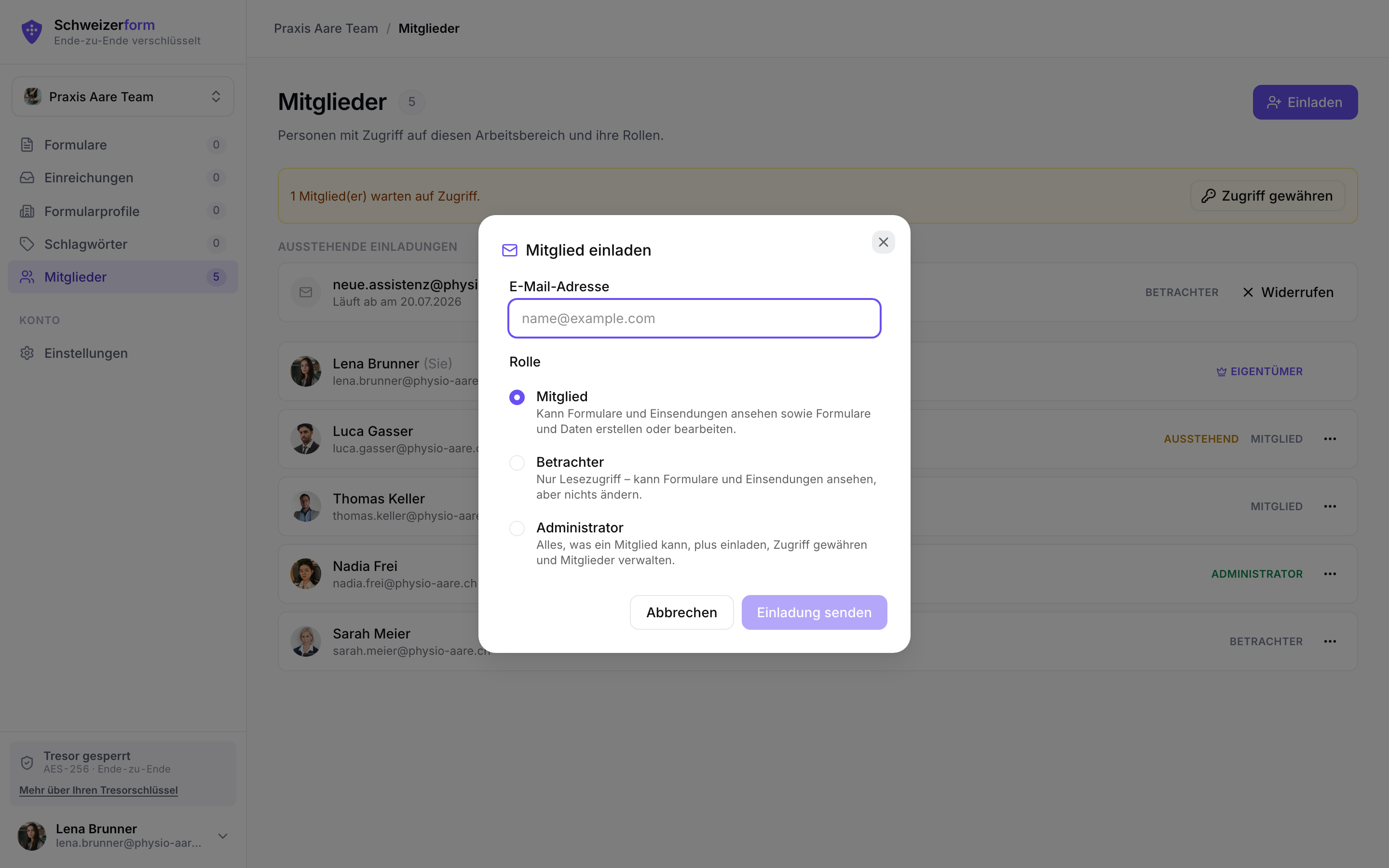 Tabelle der Workspace-Mitglieder mit Rollen-Chips und geöffnetem Einladungsdialog